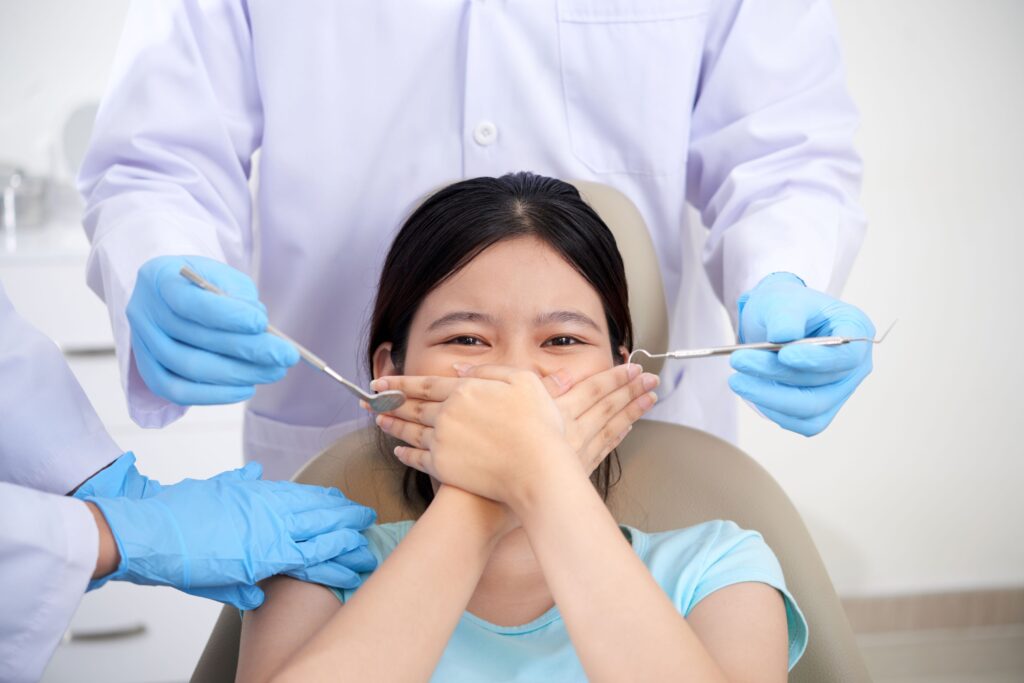 Clínica Dental Sorias - Blog - Cómo lidiar con la ansiedad dental - Niña en dentista con miedo
