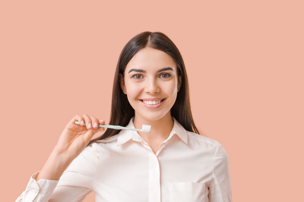 Clínica Dental Sorias - Blog - Qué podemos hacer para mantener nuestras encías sanas - Mujer con cepillo de dientes