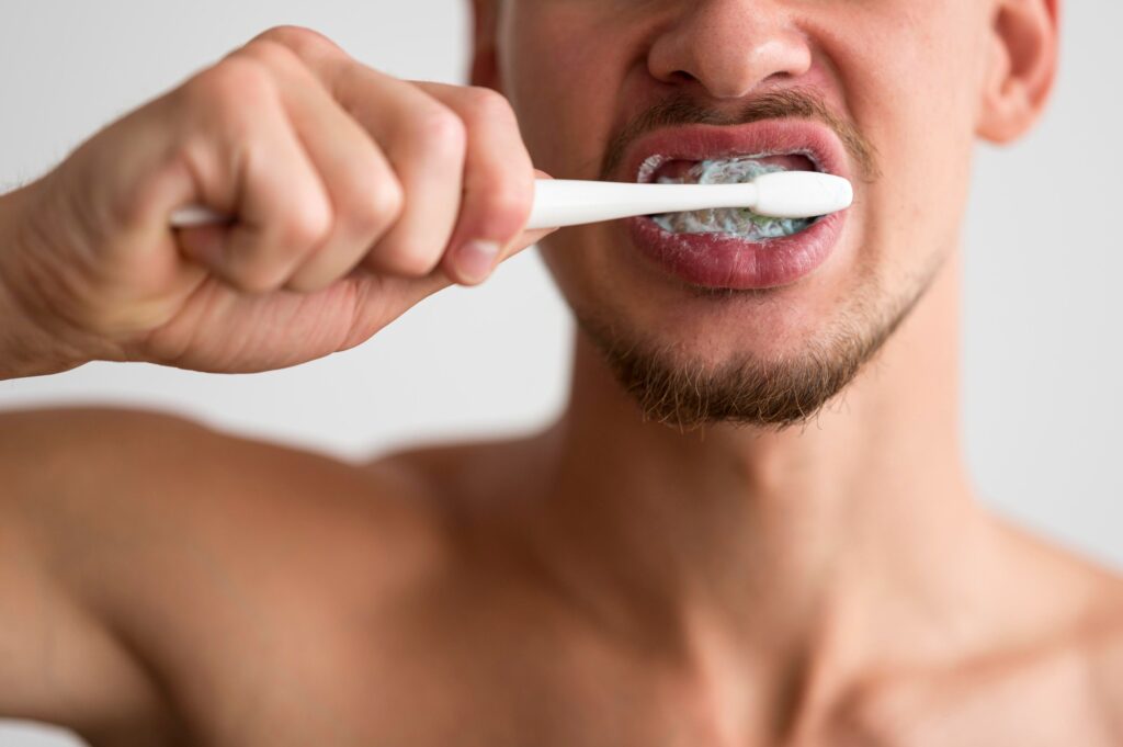 Clínica Dental Sorias - Blog - Qué podemos hacer para mantener nuestras encías sanas - Hombre con cepillo de dientes