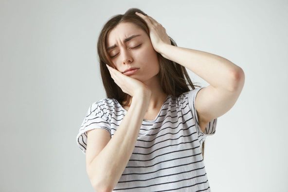 Clínica Dental Sorias - Blog - Protectores nocturnos para proteger los dientes y las encías - Dolor de cabeza bruxismo