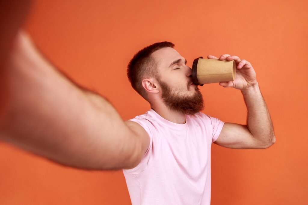 Clínica Dental Sorias - Blog - ¿Es el café el culpable de las marcas amarillas en tus dientes? - Café para llevar