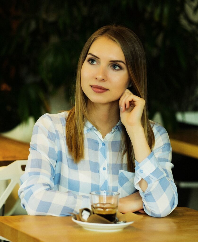 Clínica Dental Sorias - Blog - ¿Es el café el culpable de las marcas amarillas en tus dientes? - Manchas de café en dientes