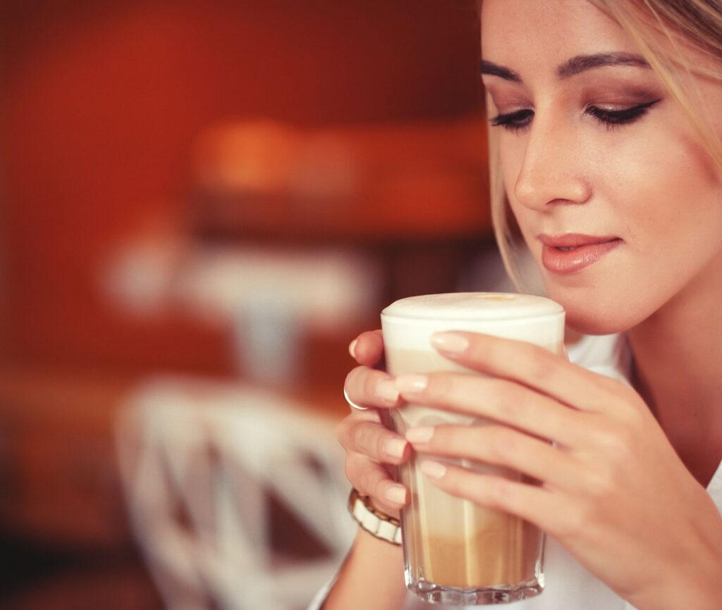 Clínica Dental Sorias - Blog - ¿Es el café el culpable de las marcas amarillas en tus dientes? - Manchas de café frío en dientes