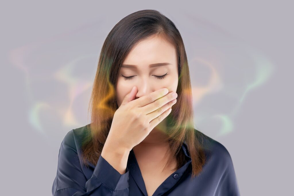Clínica Dental Sorias - Blog - Mal sabor de boca después de lavarte los dientes - Chica mal aliento