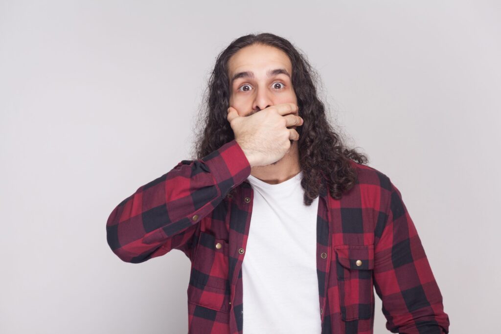 Clínica Dental Sorias - Blog - Mal sabor de boca después de lavarte los dientes - Hombre mal aliento
