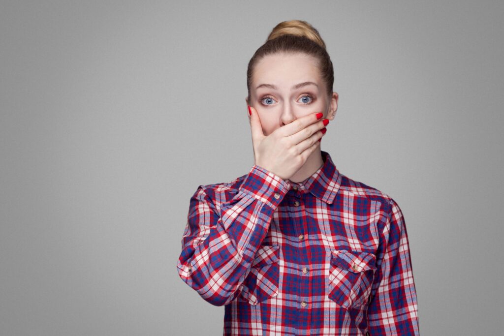 Clínica Dental Sorias - Blog - Mal sabor de boca después de lavarte los dientes - Sorpresiva mujer con mal aliento