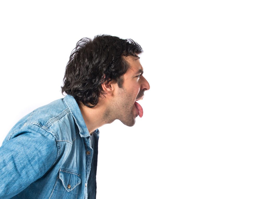 Clínica Dental Sorias - Blog - hombre-haciendo-broma-sobre-fondo-blanco-aislado