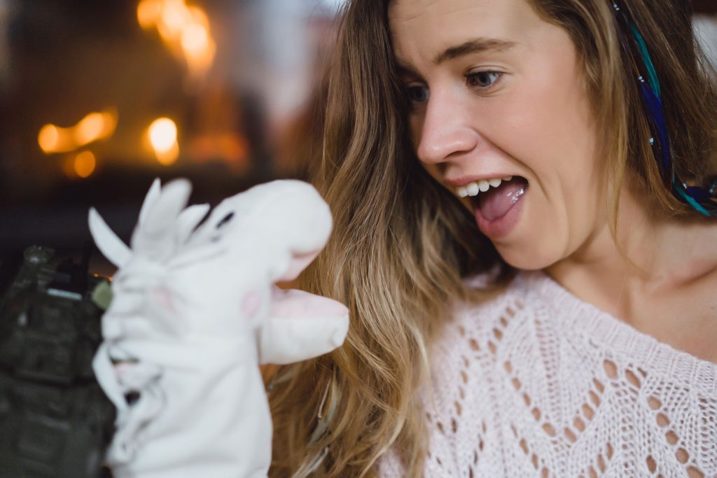 Clínica Dental Sorias - Blog - joven-mujer-con-niño-mamá-y-hijo-se-divierten-junto-a-la-chimenea