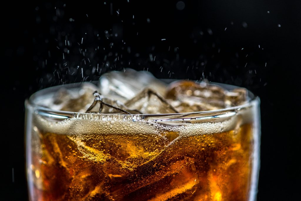 Clínica Dental Sorias - Blog - No tomar bebidas carbonatadas en post operatorio de implantes dentales