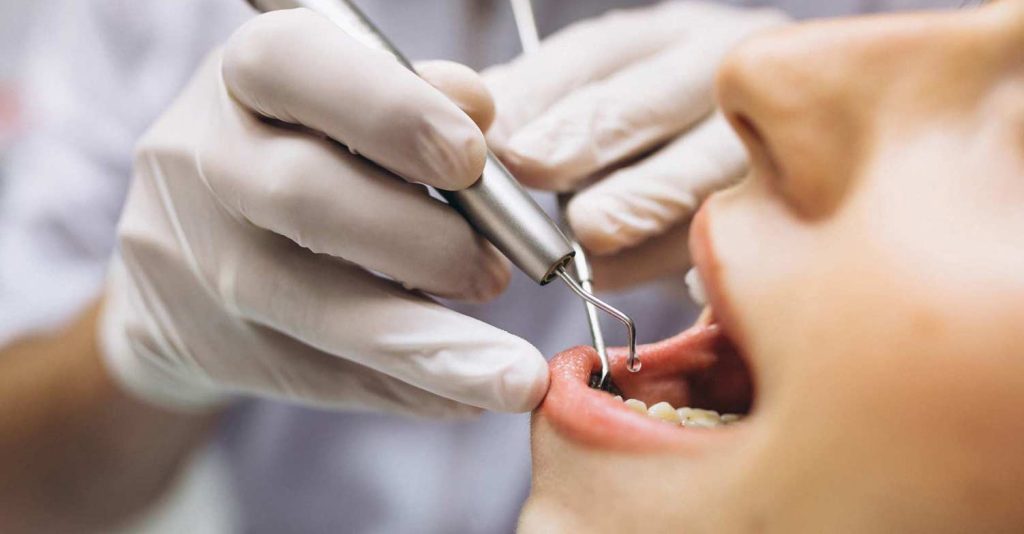 paciente siendo atendido por el dentista