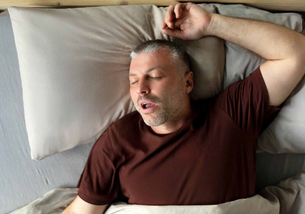 Hombre durmiendo con la boca abierta produciendo ronquidos