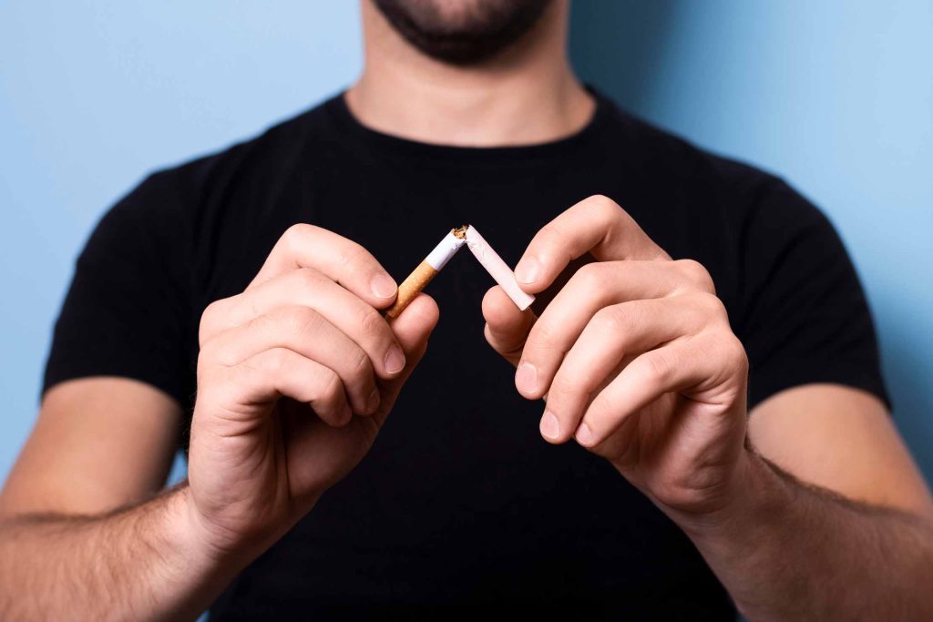 Hombre rompiendo un cigarrillo