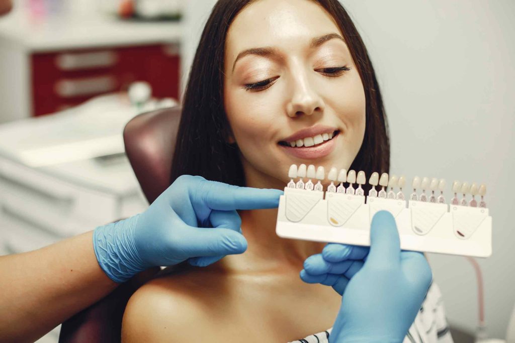 Mujer viendo los diferentes tipos de carillas dentales