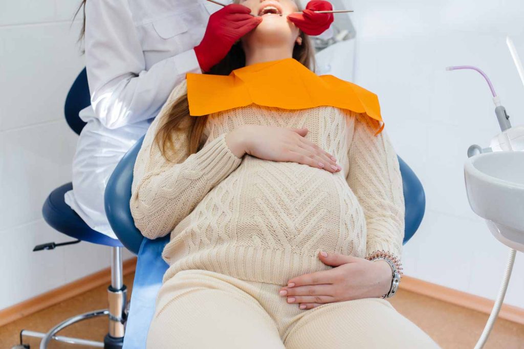 Paciente embarazada recibiendo un tratamiento de dentista