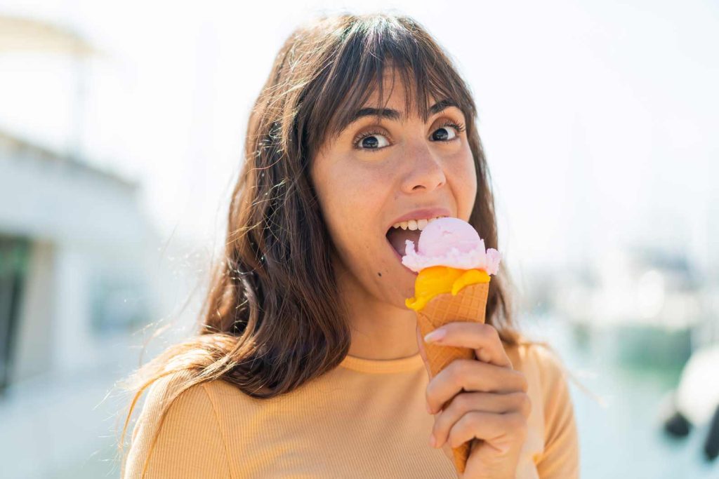 Mujer adulta comiendo un helado