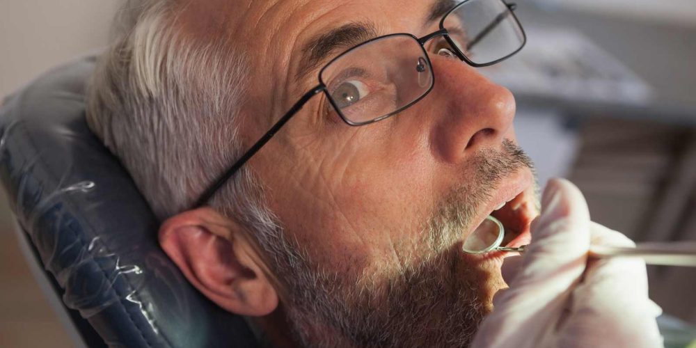 Mucositis periimplantaria: Cómo salvar tu implante dental si notas la encía inflamada